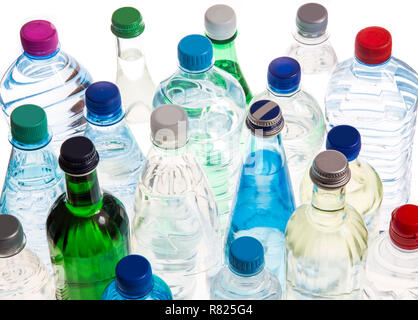 Diverse varietà di acqua minerale in bottiglie di vetro e di plastica o di PET Foto Stock