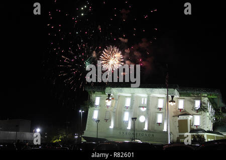 Spettacolo di fuochi d'artificio visto oltre WonderWorks capovolto edificio in Pigeon Forge, TN Foto Stock