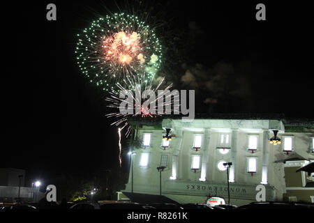 Spettacolo di fuochi d'artificio visto oltre WonderWorks capovolto edificio in Pigeon Forge, TN Foto Stock