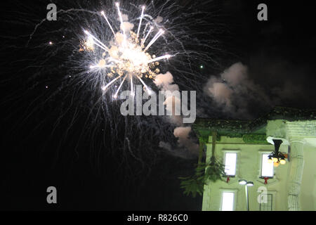 Spettacolo di fuochi d'artificio visto sopra l'edificio capovolto di WonderWorks a Pigeon Forge, TN, USA Foto Stock