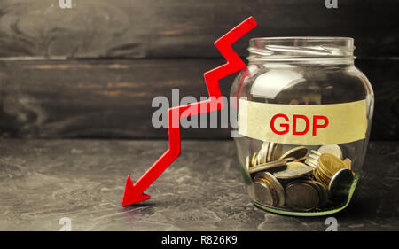 Declino e la diminuzione del PIL - guasto e ripartizione dell'economia e delle finanze che portano alla crisi finanziaria e di difficoltà. Caduta nel prodotto interno lordo Foto Stock