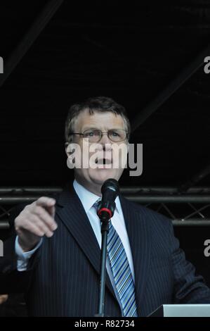 Il Ukip leader Gerard Batten indirizzi lasciare gli elettori, in corrispondenza dell'UKIP Brexit significa uscire nel rally di Londra. Foto Stock