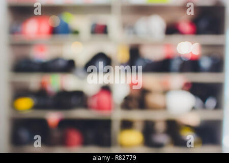 Guantoni da pugilato, caschi e scarpe per arti marziali in un negozio di articoli sportivi negozio di sfondo. Foto Stock