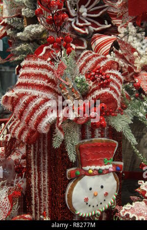 Il bianco e il rosso decorazioni di Natale Foto Stock