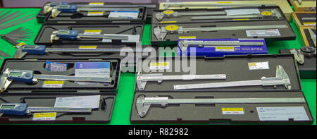 Bangkok, Tailandia - 21 Novembre 2018: Digital calibri a corsoio Mitutoyo vendere nel negozio di magazzino Foto Stock