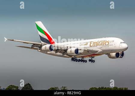 Un Emirates Airlines Airbus A380, la registrazione A6-EEE, atterrando all'Aeroporto di Manchester in Inghilterra. Foto Stock