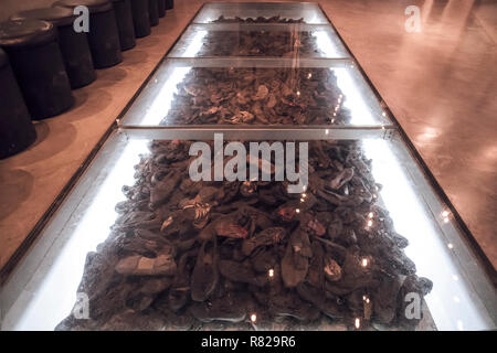 La Sala dei nomi nel Mausoleo di Yad Vashem - il memoriale dell'Olocausto Sito in Gerusalemme, Israele, alcuni scarpa rimane di circa 6 milioni di ebrei uccisi durante la Guerra Mondiale ll Foto Stock