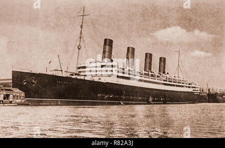 L'RMS Aquitania, un British ocean liner di Cunard Line in servizio dal 1914 al 1950. Essa è stata progettata da Leonard Peskett e costruito da John Brown & Company di Clydebank, Scozia e ha lanciato il 21 aprile 1913, rendendo il suo viaggio inaugurale da Liverpool a New York il 30 maggio 1914. Aquitania era il terzo di Cunard Line's grand trio di esprimere le camicie, preceduto da RMS Mauritania e RMS Lusitania, e fu l'ultima superstite quattro schiacciate ocean liner. Lei era per un tempo il più grande liner costruisce appositamente in Gran Bretagna e il più grande del mondo di nave. Foto Stock