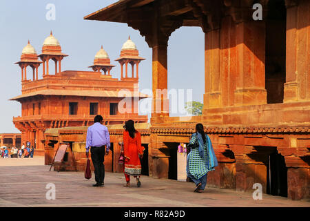 I turisti a piedi nella Fatehpur Sikri complesso in Uttar Pradesh, India. Fatehpur Sikri è uno degli esempi meglio conservati di architettura di Mughal in Ind Foto Stock
