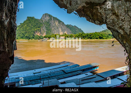 Una vista attraverso il possente fiume Mekong fframed da Pak Ou grotta,Loa Foto Stock