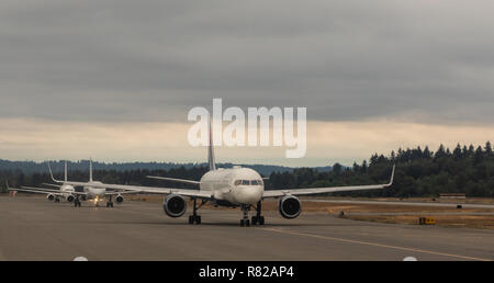 Jetliners commerciale sulla pista,'Aeroporto Internazionale di Seatac, Seattle, Washington Foto Stock