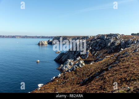 Costa rocciosa la Pointe du Toulinguet in Camaret-sur-Mer sulla penisola di Crozon (Finisterre, Francia) Foto Stock