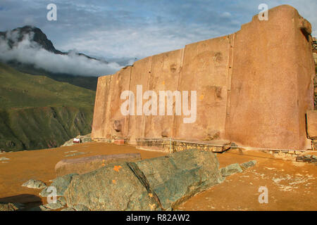 Parete di sei monoliti a Fortezza inca di Ollantaytambo, Perù. Ollantaytambo è stato il royal station wagon di Imperatore Pachacuti che conquistarono la regione. Foto Stock