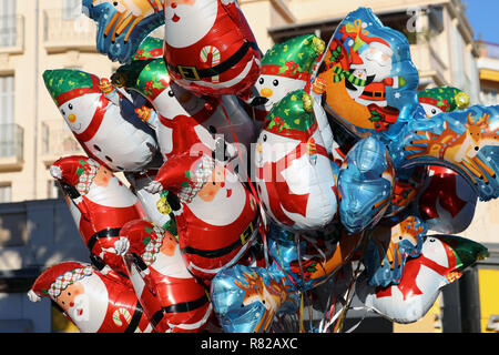 Menton, Francia - 10 dicembre 2018: Natale Elio palloni di differenti forme e caratteri (Santa Claus, Snowmanâ€¦) fluttuante nel cielo blu Foto Stock