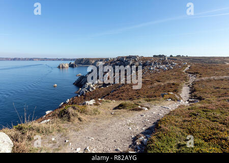 Costa rocciosa la Pointe du Toulinguet in Camaret-sur-Mer sulla penisola di Crozon (Finisterre, Francia) Foto Stock