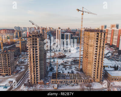 Costruzione di edifici di appartamenti, vista aerea. D'inverno. Foto Stock