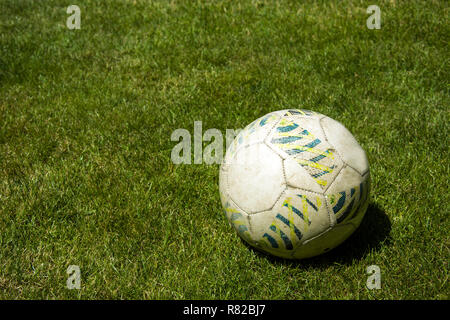 Pallone da calcio sdraiati sull'erba verde Foto Stock