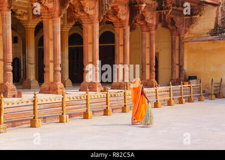 Donna locale nei pressi di spazzamento Diwan-i-Am - Sala del pubblico in Forte Amber, Rajasthan, India. Qui il maharaja tenuto udienza e ricevuto il peti Foto Stock