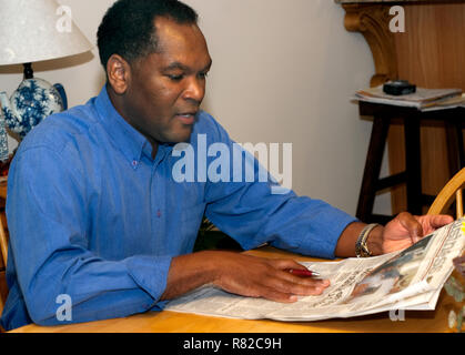 Levern ronto legge la sezione business di Huntsville volte ott. 27, 2009 nella sua casa in Madison, Alabama. Foto Stock