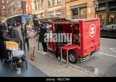 Chanel distribuisce gratuitamente hot "Coco' agli acquirenti al di fuori del loro negozio in Soho a New York sabato 8 dicembre 2018 durante lo shopping di Natale stagione. (Â© Richard B. Levine) Foto Stock