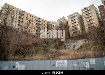 Edifici di appartamenti alta su un bluff visto dalla terrazza si affacciano nella regione densamente popolata Washington Heights in Upper Manhattan a New York sabato 8 dicembre 2018. (Â© Richard B. Levine) Foto Stock