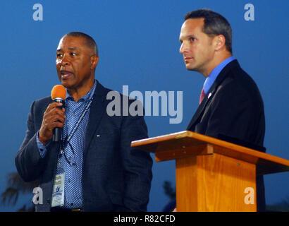 Rickey Henderson e Jeff Idelson, presidente della National Baseball Hall of Fame, parlare al Hank Aaron Museum dedizione nel Mobile, Alabama. Foto Stock