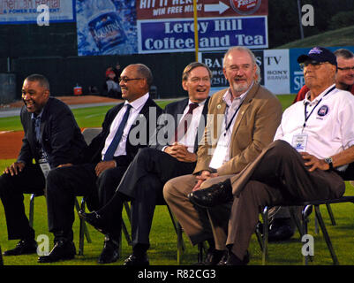 Rickey Henderson, Reggie Jackson, Major League Baseball Commissario Bud Selig, Bruce Sutter e Bob Feller per la dedicazione di Hank Aaron museum Foto Stock