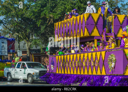 Il Jokers Wild galleggiante viaggia verso Washington Street nel Mobile, Alabama durante il Joe Caino parata del giorno a Mardi Gras. Foto Stock