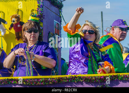 I festaioli buttare ninnoli per la folla come loro il galleggiante si sposta lungo Canal Street in Mobile, Alabama, durante il Joe Caino processione a Mardi Gras. Foto Stock