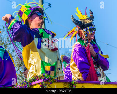 I festaioli buttare ninnoli per la folla come loro il galleggiante si sposta lungo Canal Street nel centro di Mobile, ala, durante il Joe Caino processione a Mardi Gras. Foto Stock