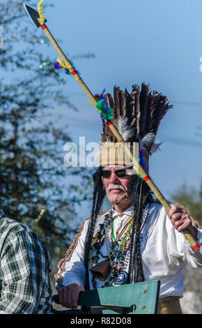 Chickasaw fictional capo indiano Slacabamorinico ritratto da Wayne Dean, è trascinata verso Washington Street nel centro di Mobile, ala, durante il Joe C Foto Stock