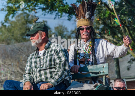 Chickasaw fictional capo indiano Slacabamorinico corse verso Washington Street nel Mobile, Alabama, durante il Joe Caino giorno Mardi Gras processione. Foto Stock