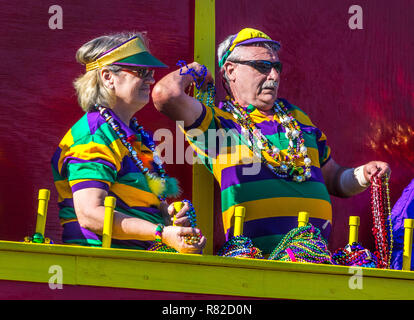 I festaioli buttare ninnoli per la folla come loro il galleggiante si sposta lungo Canal Street in Mobile, Alabama, durante il Joe Caino processione a Mardi Gras Parade. Foto Stock