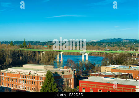 Oregon City, Oregon, Stati Uniti d'America - 30 dicembre 2015: cerca su Oregon City downtown tetti, I-205 attraversato il fiume Willamette come visto dalla città di obs Foto Stock