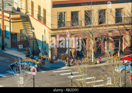 Oregon City, Oregon, Stati Uniti d'America - 30 dicembre 2015: Guardando verso il basso in corrispondenza di una strada di città angolo dalla Oregon City la torre di osservazione. Foto Stock