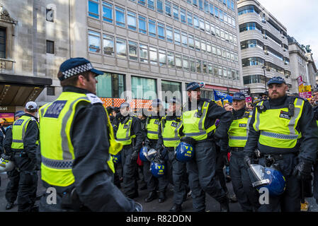 No a Tommy Robinson, No al fascismo dimostrazione, la polizia che portano il marzo, London, Regno Unito 10/12/2018 Foto Stock