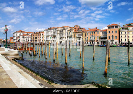 Poli per attracco gondole lungo il Canal Grande a Venezia, Italia. Venezia si trova di fronte a un gruppo di 117 piccole isole che sono separate da canali e Foto Stock