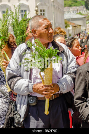 QUITO, ECUADOR- 23 marzo 2018: Outdoor View dell uomo non identificato che partecipano alla celebrazione della Domenica delle Palme prima di Pasqua Foto Stock