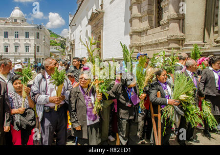 QUITO, ECUADOR- 23 marzo 2018: veduta esterna di persone non identificate che partecipano alla celebrazione della Domenica delle Palme prima di Pasqua Foto Stock