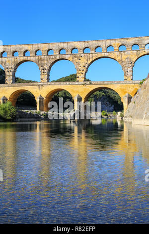 Acquedotto Pont du Gard riflessa nel fiume Gardon, Francia meridionale. Esso è il più alto di tutti i privilegi elevati acquedotti romani. Foto Stock