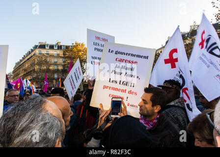 Parigi, Francia. Protesta LGBT francese dimostrazione antidiscriminazione omofobia, recenti violenze anti-gay, attivisti per i diritti umani, organizzazioni non governative, protesta di Parigi Foto Stock