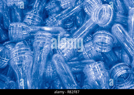 Il materiale grezzo per la bottiglia di plastica processo di soffiaggio .Il campione del processo di iniezione. Foto Stock