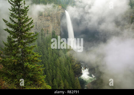 Helmcken Falls con nebbia, Grey Parco Provinciale, British Columbia, Canada. È la quarta più grande parco in British Columbia. Foto Stock