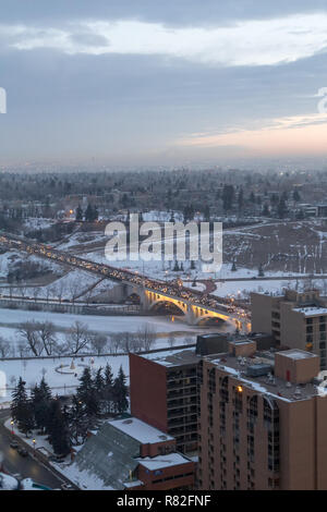 Bird view della Louise ponte che attraversa il Fiume Bow nel centro cittadino di Calgary durante il traffico mattutino commutare in inverno sotto un cielo nuvoloso Foto Stock