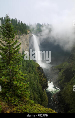 Helmcken Falls con nebbia, Grey Parco Provinciale, British Columbia, Canada. È la quarta più grande parco in British Columbia. Foto Stock