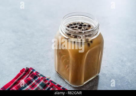 Latte in casa del tè di bolla con perle di tapioca a Mason Jar. Tradizionale bevanda organica Foto Stock