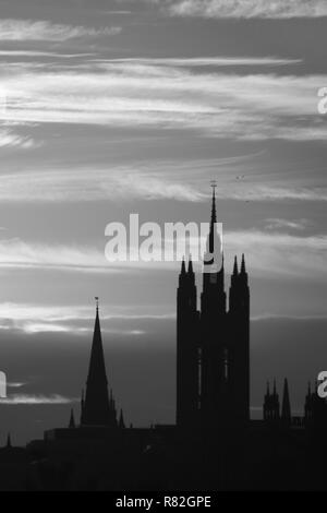 Silhouette della gotica Torre Mitchell, Marischal College e la Aberdeen skyline al tramonto. Aberdeen, Scozia, Regno Unito Foto Stock