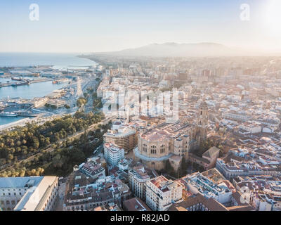 Lo skyline di Malaga con la porta e Cattedrale dell incarnazione, Andalusia, Spagna Foto Stock