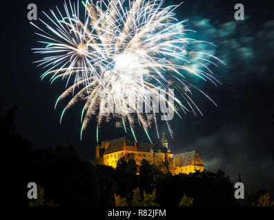 OLMarburg di notte con fuochi d'artificio, Hessen, Germania Foto Stock