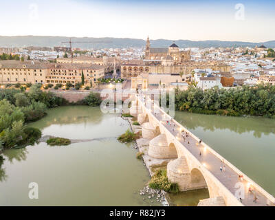 Vista aerea del famoso ponte romano e la moschea-cattedrale di Cordoba, Andalusia, Spagna Foto Stock
